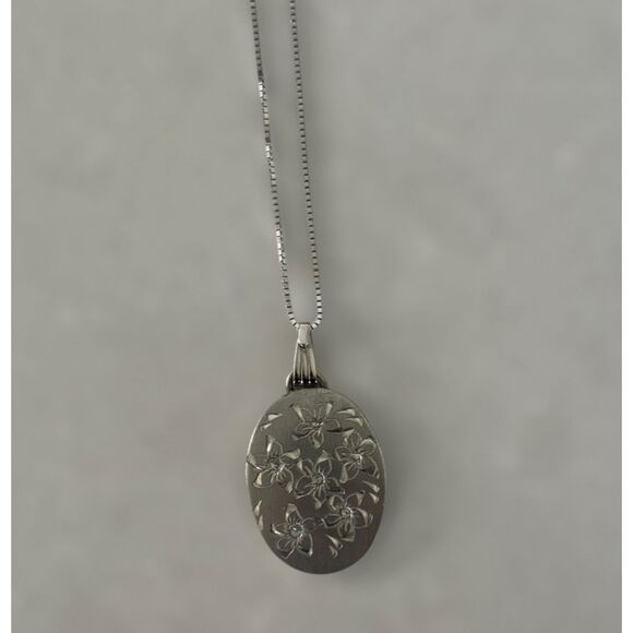 VTG Etched Forget Me Not Oval Pendant Necklace - Picture 1 of 3